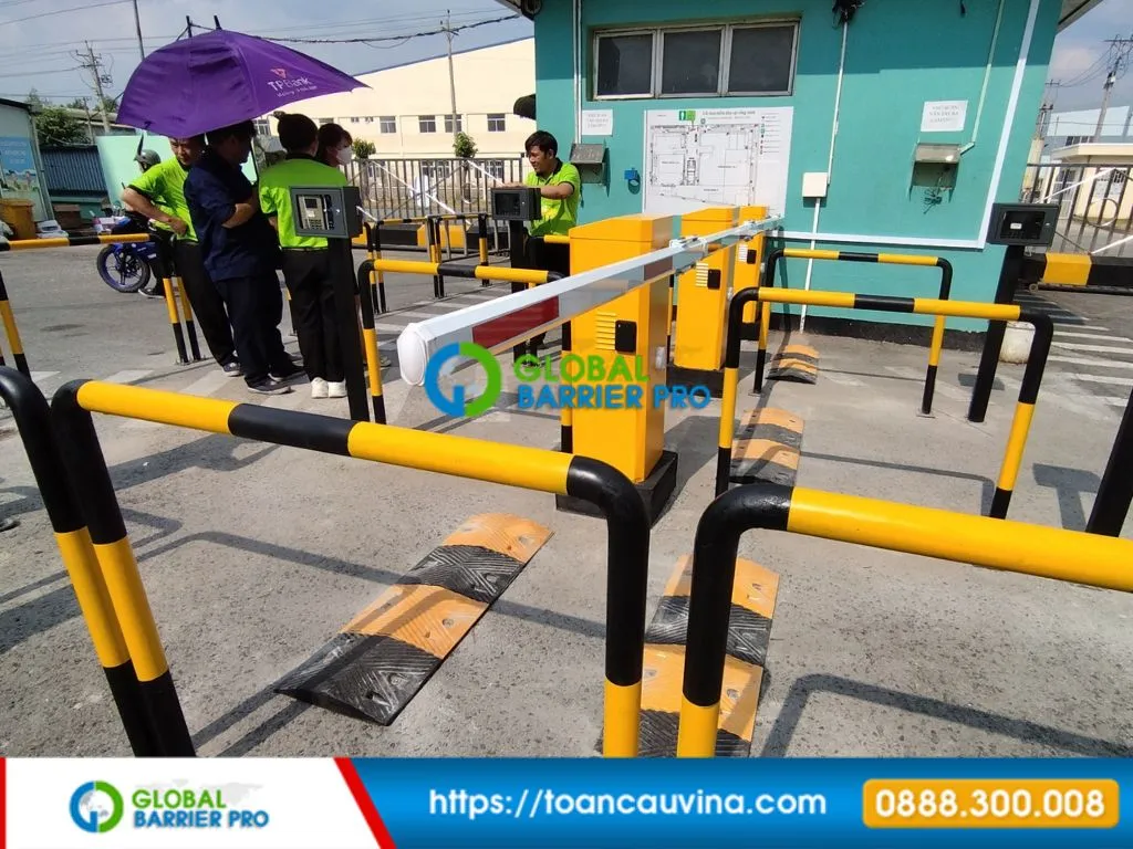 Sửa barie tự động tất cả các hãng: xử lý nhanh, đúng lỗi 4 Barie tự động vàng, lan can phân làn, giảm tốc cao su và người đứng gần cổng