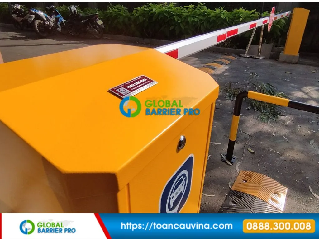 Khi nào cần bảo trì barrier tự động để tránh hỏng đúng giờ cao điểm? 7 Cận cảnh hộp barie vàng và cần chắn trắng, có dải giảm tốc cao su