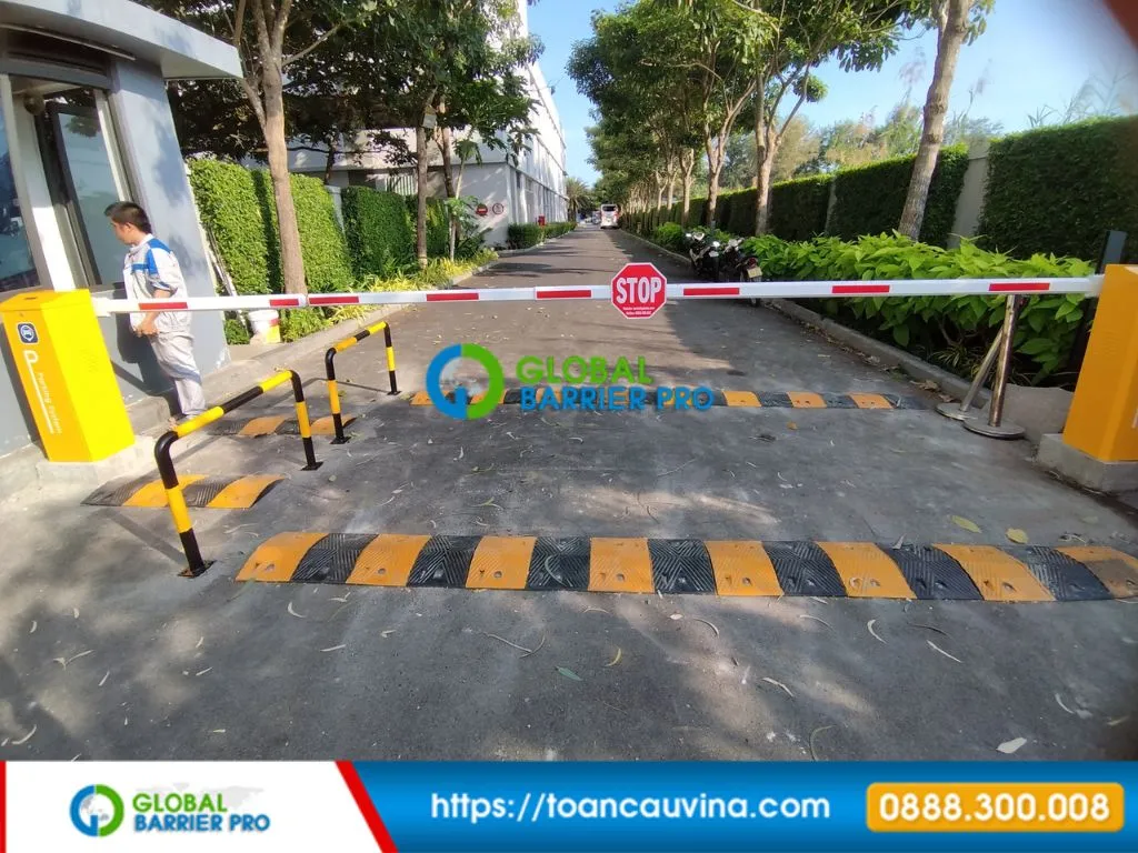 Barrier tự động cho bệnh viện, trường học: ưu tiên an toàn 5 Cổng có cần chắn gắn biển STOP, hộp barie vàng, cabin nhỏ và dải giảm tốc