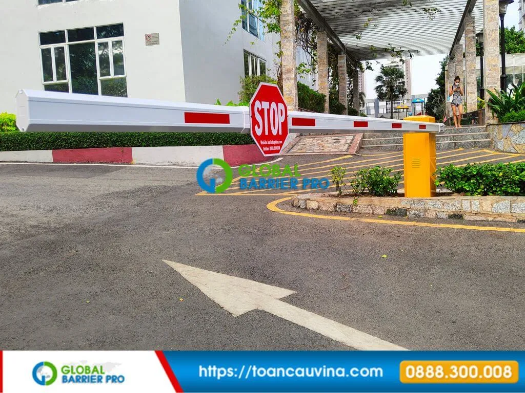 Lắp đặt barrier cho chung cư và bãi xe: làm đúng từ đầu 9 Barrier có biển STOP tại lối vào khu dân cư hoặc bãi xe