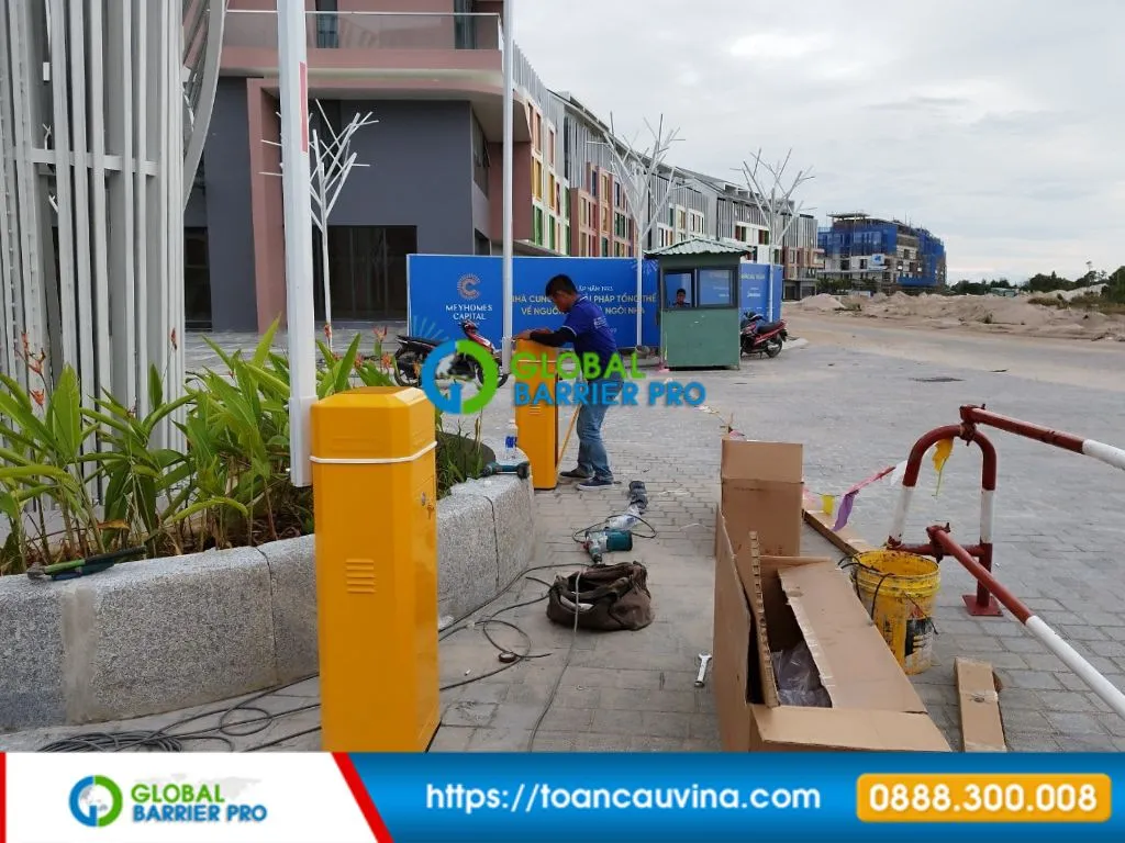 Đơn vị lắp đặt barrier tự động uy tín cần có gì? 5 Cổng dự án với hai thùng barrier vàng, cabin bảo vệ xanh và xe máy