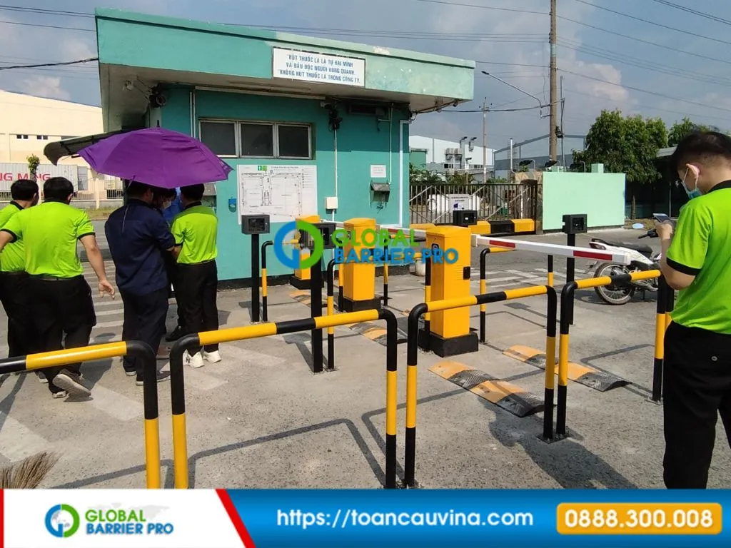 5 lý do doanh nghiệp nên lắp barrier kiểm soát xe ra vào 8 Cabin bảo vệ xanh, barie tự động vàng, lan can phân làn và xe máy tại lối vào