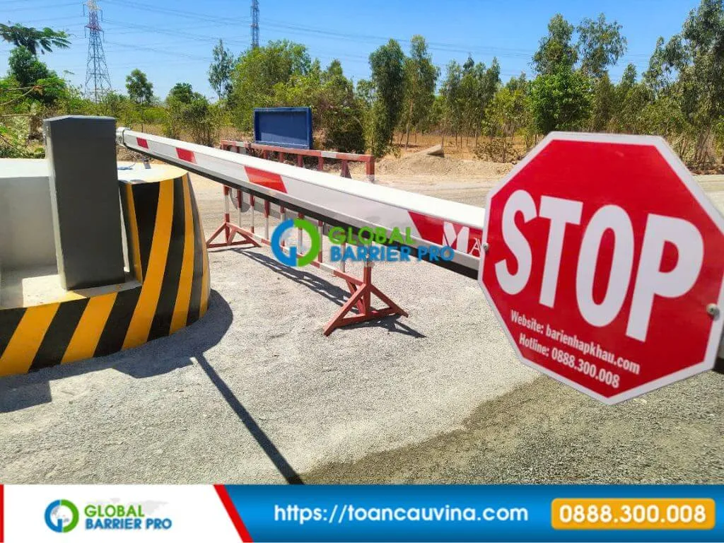 Hệ thống kiểm soát xe ra vào cho doanh nghiệp: triển khai thế nào? 9 Cận cảnh barrier có biển STOP tại lối vào doanh nghiệp