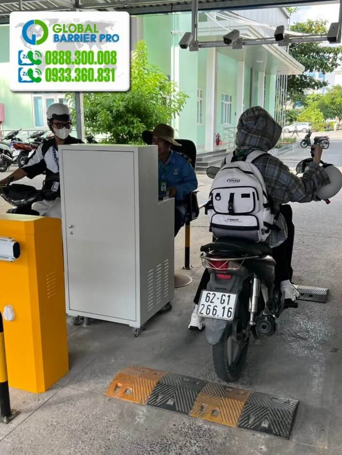 5 lý do doanh nghiệp nên lắp barrier kiểm soát xe ra vào 10 Barrier tự động tích hợp camera nhận diện biển số và phần mềm quản lý bãi xe