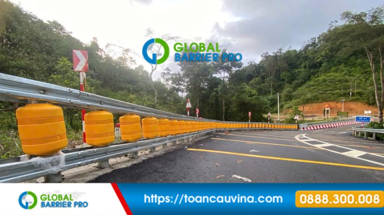 Hộ lan bánh xoay chống lật xe 9 hộ lan bánh xoay chống lật cho đường đèo