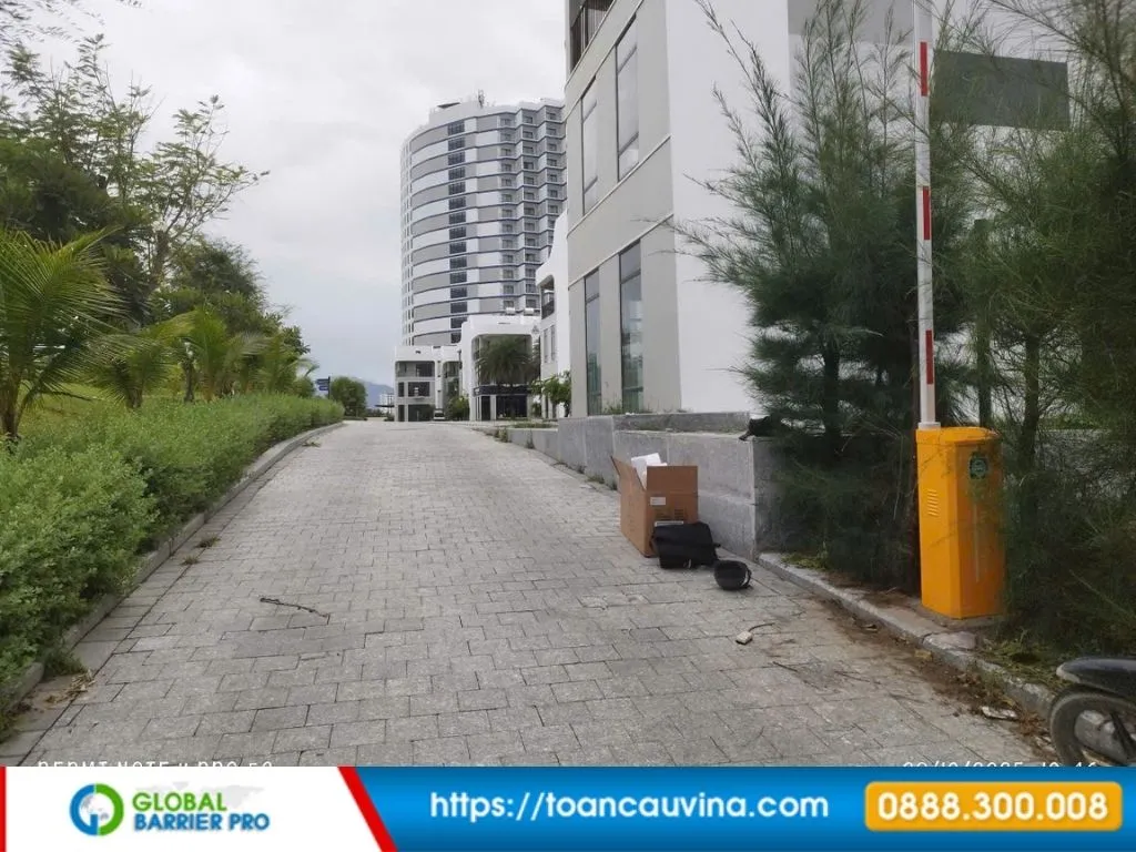 Lắp đặt barie tại Quảng Ninh: Giải pháp kiểm soát xe ra vào phù hợp từng công trình 10 Lắp đặt barie tại Quảng Ninh - đường vào khu nghỉ dưỡng có barie phù hợp khu du lịch, khách sạn, cảng và khu dịch vụ