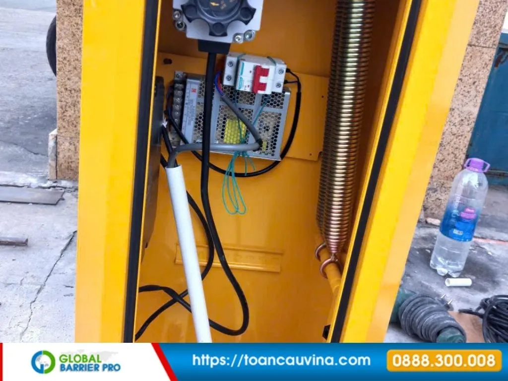 Lắp đặt barie tại Bình Phước: Giải pháp kiểm soát xe ra vào phù hợp từng công trình 30 Lắp đặt barie tại Bình Phước - chi tiết bên trong hộp điều khiển barie phù hợp kho xưởng, nhà máy, khu công nghiệp và kiểm soát xe hàng