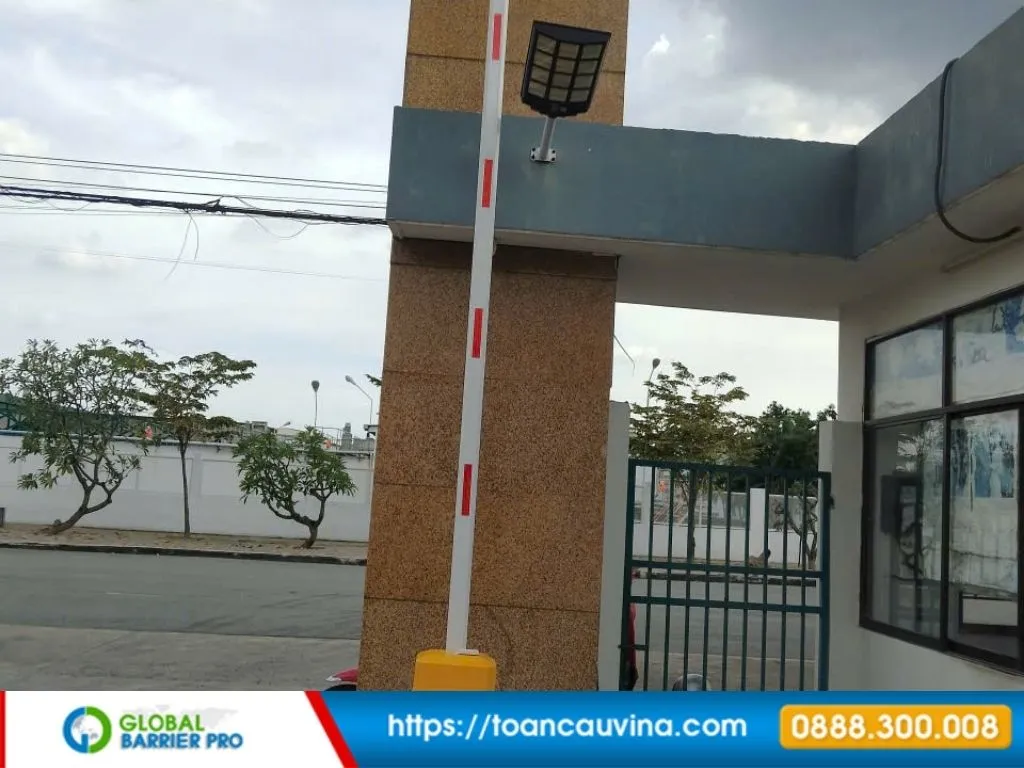 Lắp đặt barie tại Cần Thơ: Giải pháp kiểm soát xe ra vào phù hợp từng công trình 10 Lắp đặt barie tại Cần Thơ - barie đặt cạnh chốt bảo vệ phù hợp bệnh viện, trường học, bãi xe và khu đô thị