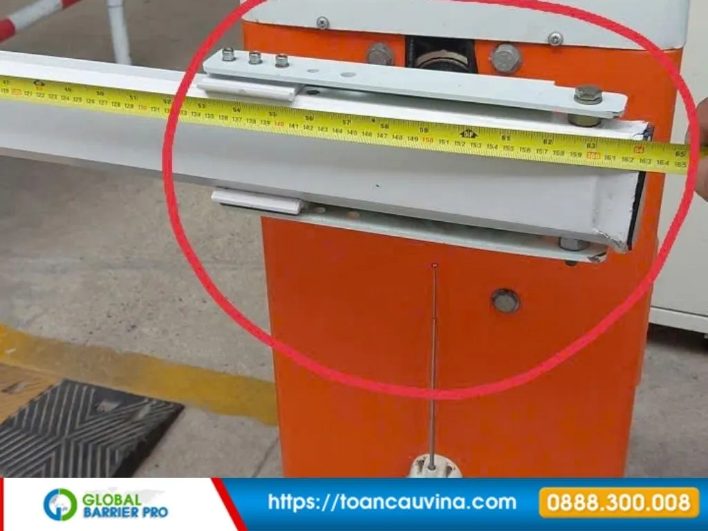 Lắp đặt barie tại Bình Phước: Giải pháp kiểm soát xe ra vào phù hợp từng công trình 9 Lắp đặt barie tại Bình Phước - chi tiết tay cần và khớp nối barie phù hợp kho xưởng, nhà máy, khu công nghiệp và kiểm soát xe hàng