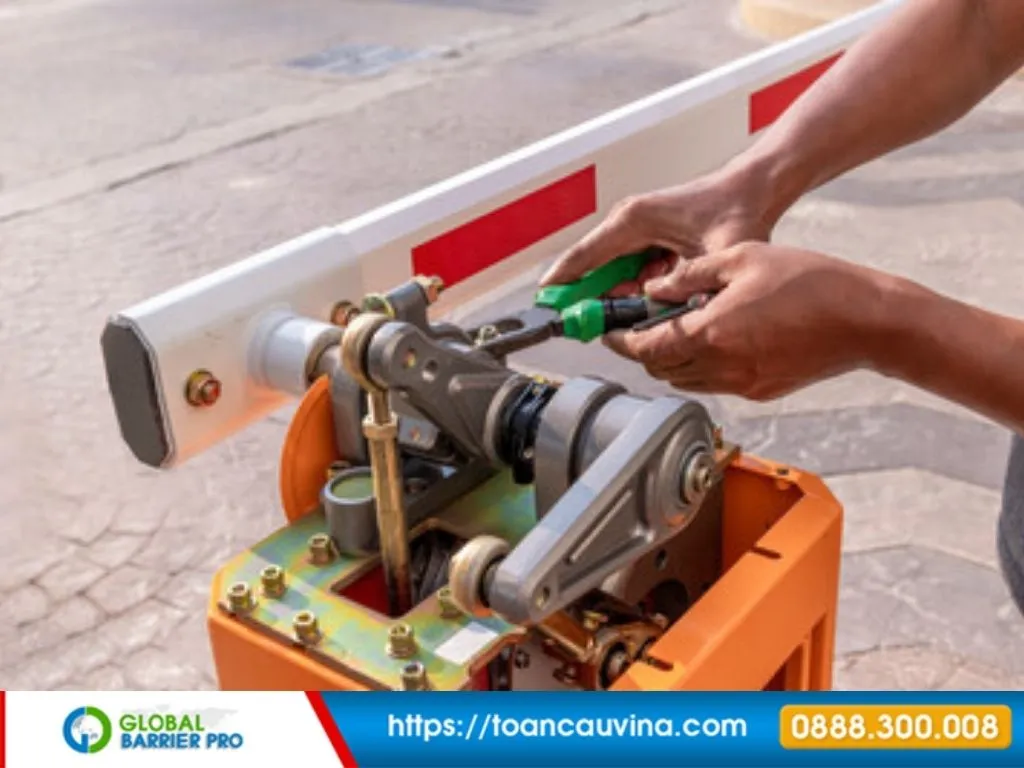 Sửa chữa barrier gập tận nơi nhanh 24h, có mặt xử lý lỗi 10 Sửa chữa barrier gập tận nơi nhanh 24h, có mặt xử lý lỗi - kỹ thuật viên kiểm tra cơ cấu bên trong barrier gập