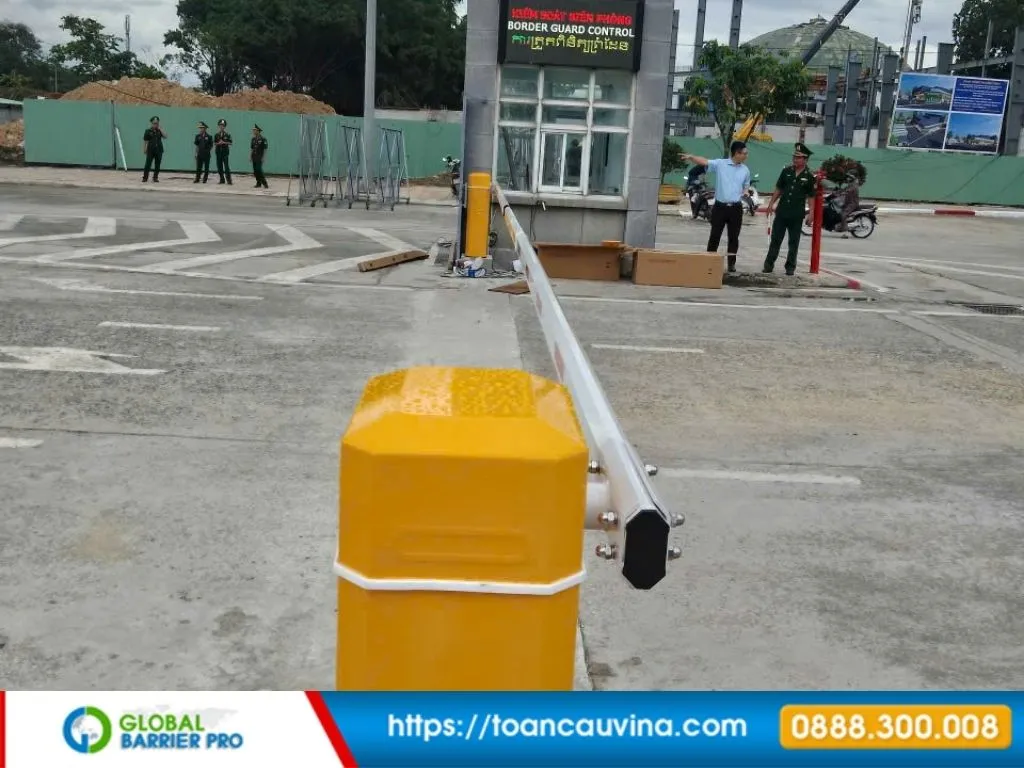 Lắp đặt barie tại Hải Phòng: Giải pháp kiểm soát xe ra vào phù hợp từng công trình 10 Lắp đặt barie tại Hải Phòng - góc nhìn làn xe có thanh chắn barie phù hợp cảng biển, logistics, kho bãi và xe container