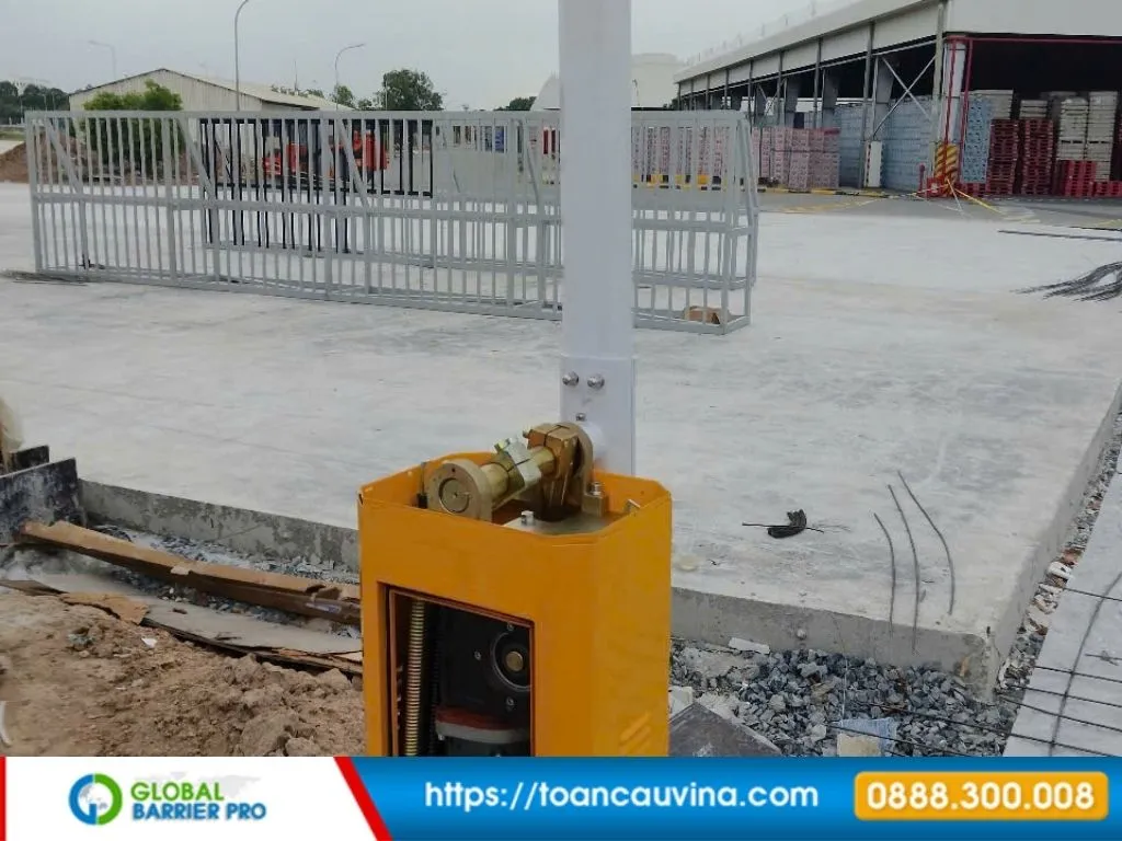 Lắp đặt barie tại Khánh Hòa: Giải pháp kiểm soát xe ra vào phù hợp từng công trình 11 Lắp đặt barie tại Khánh Hòa - chi tiết thân máy barie phù hợp resort, khách sạn, bãi xe du lịch và công trình dịch vụ