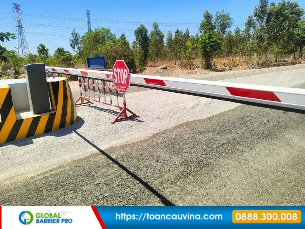 Lắp đặt barie tại Bắc Ninh: Giải pháp kiểm soát xe ra vào phù hợp từng công trình 11 Lắp đặt barie tại Bắc Ninh - cổng nhà máy có barie phù hợp khu công nghiệp, nhà máy và cổng kiểm soát nội bộ