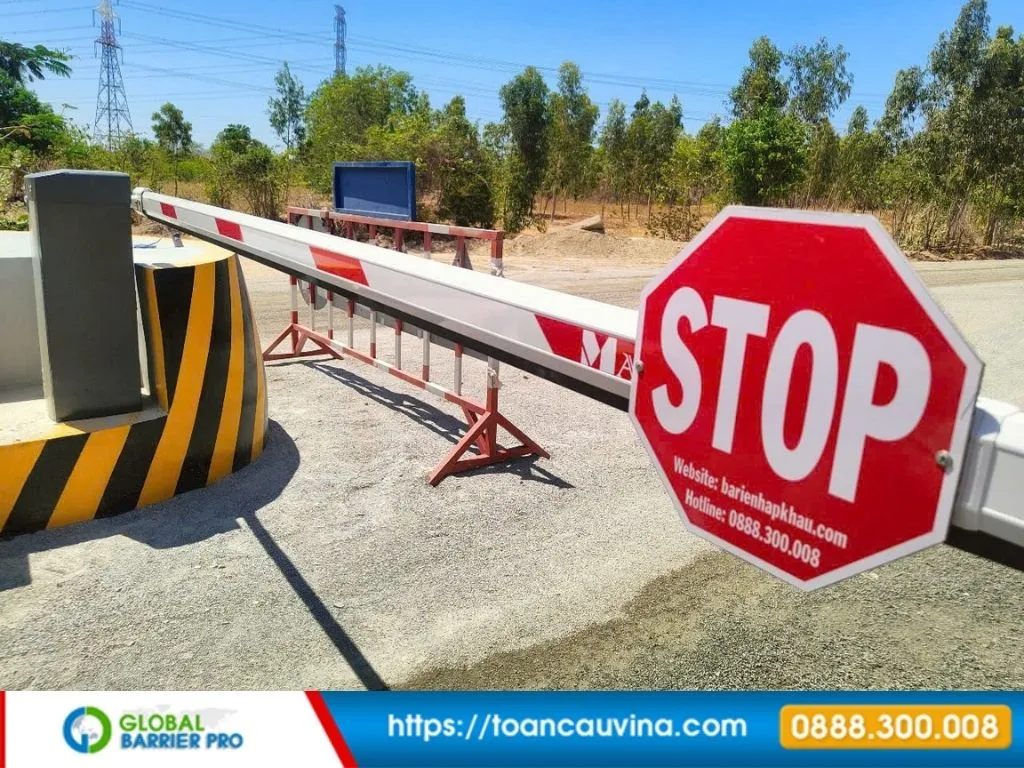 Lắp đặt barie tại Khánh Hòa: Giải pháp kiểm soát xe ra vào phù hợp từng công trình 12 Lắp đặt barie tại Khánh Hòa - chi tiết biển STOP trên tay cần barie phù hợp resort, khách sạn, bãi xe du lịch và công trình dịch vụ