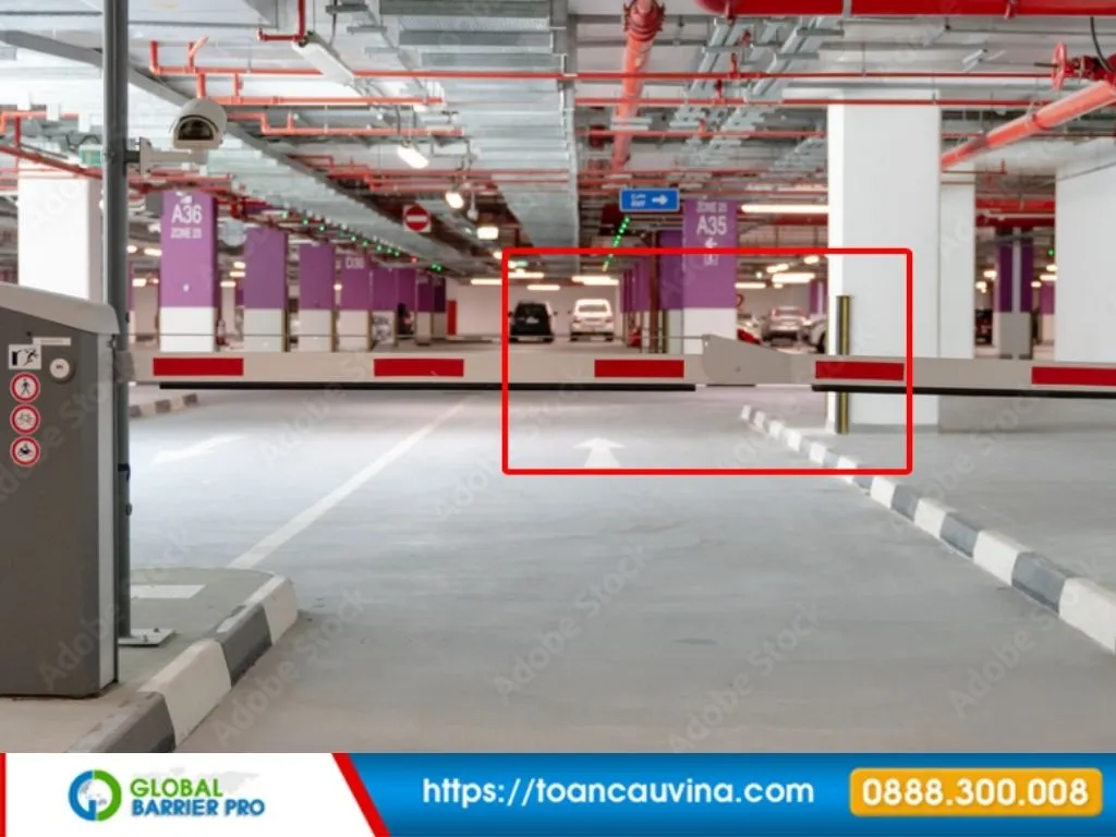 Có nên dùng barrier gập cho tầng hầm không? Tư vấn thực tế từ công trình 32 Có nên dùng barrier gập cho tầng hầm không? Tư vấn thực tế từ công trình - barrier gập tại lối xuống tầng hầm