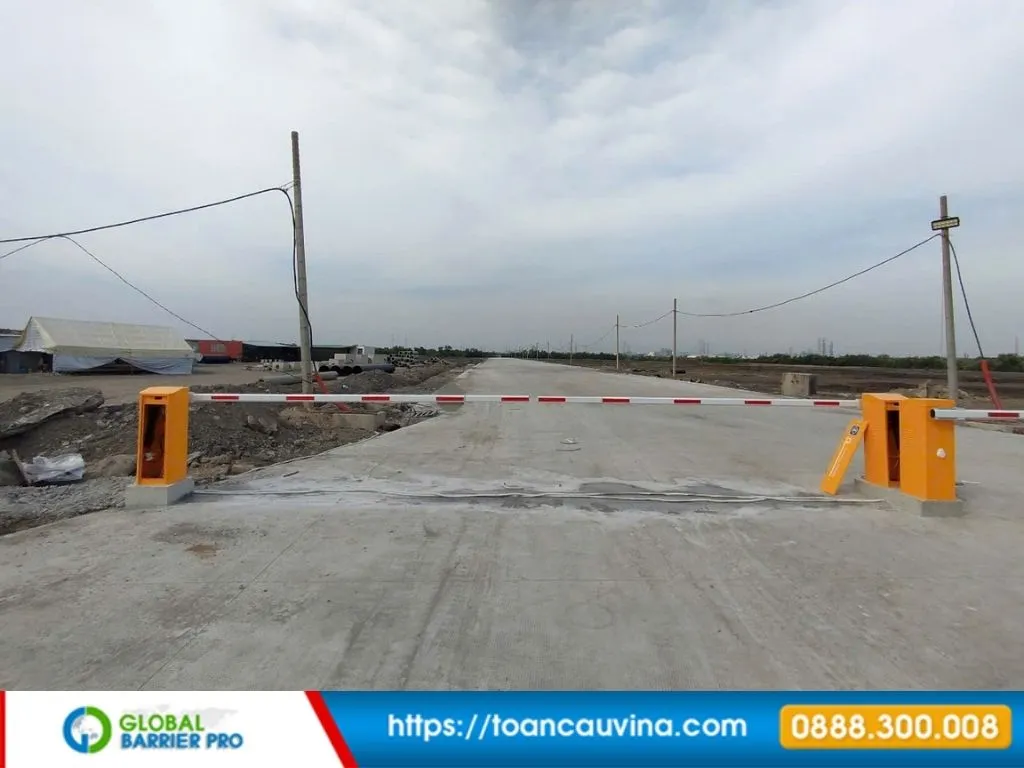 Lắp đặt barie tại Thanh Hóa: Giải pháp kiểm soát xe ra vào phù hợp từng công trình 12 Lắp đặt barie tại Thanh Hóa - hai thân máy barie chắn ngang lối vào phù hợp khu kinh tế, nhà máy, khu công nghiệp và bãi xe