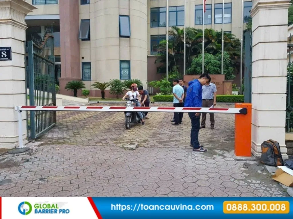 So Sánh Giá 5 Loại Barie Tự Động Phổ Biến Nhất: Nên Chọn Loại Nào Cho Từng Công Trình? 35 So sánh giá 5 loại barie tự động - hình ảnh minh họa số 1 tại công trình thực tế