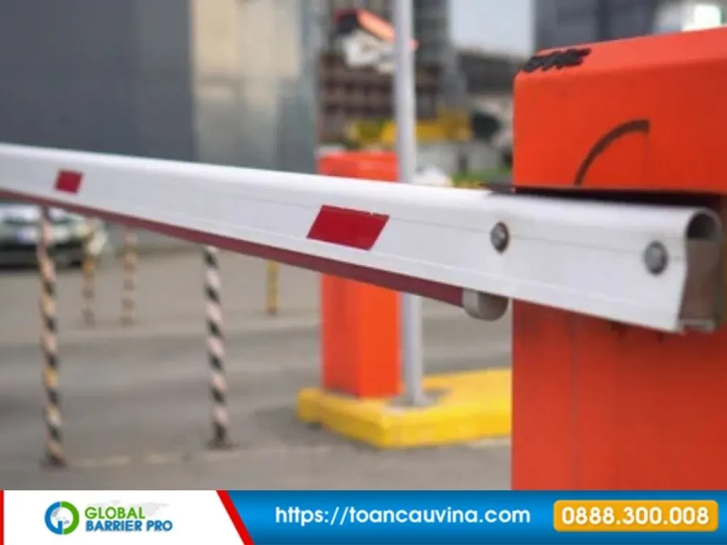 Barrier gập Hikvision báo giá và lắp đặt thực tế 2026 - chi tiết tay cần barrier gập phản quang