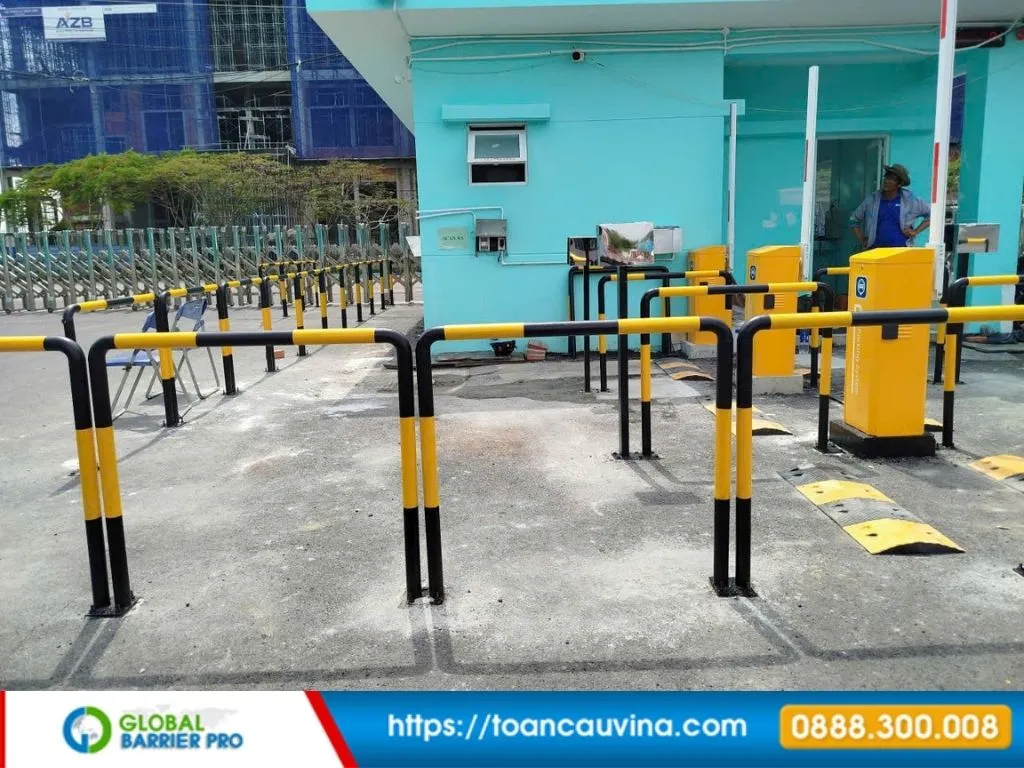 Lắp đặt barie tại Quảng Ninh: Giải pháp kiểm soát xe ra vào phù hợp từng công trình 11 Lắp đặt barie tại Quảng Ninh - trạm cổng có nhiều rào chắn và barie phù hợp khu du lịch, khách sạn, cảng và khu dịch vụ