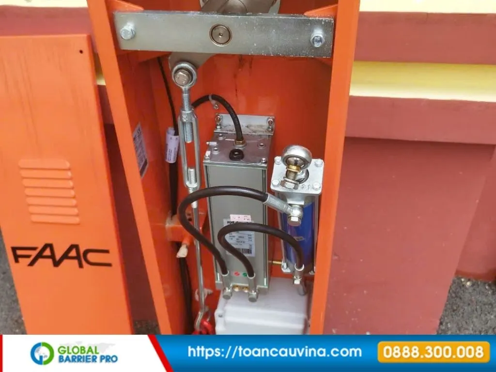 Lắp đặt barie tại Khánh Hòa: Giải pháp kiểm soát xe ra vào phù hợp từng công trình 13 Lắp đặt barie tại Khánh Hòa - chi tiết điện tử bên trong barie FAAC phù hợp resort, khách sạn, bãi xe du lịch và công trình dịch vụ