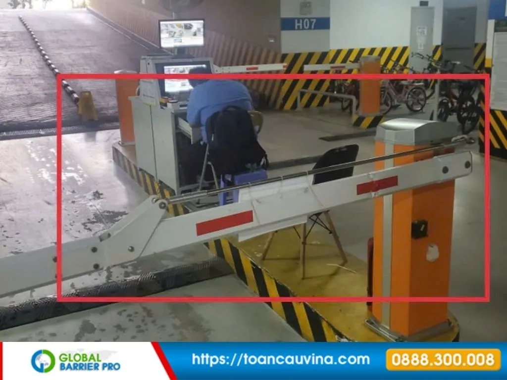 Lắp đặt barie tại Hà Nội: Giải pháp kiểm soát xe ra vào phù hợp từng công trình 14 Lắp đặt barie tại Hà Nội - barie trong bãi đỗ xe có nhân viên trực phù hợp chung cư, tòa nhà, văn phòng và lối vào hầm xe