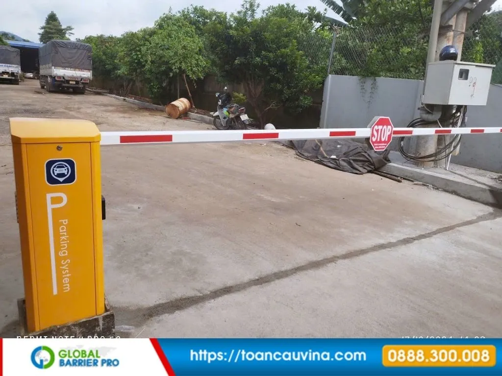 Lắp đặt barie tại Thanh Hóa: Giải pháp kiểm soát xe ra vào phù hợp từng công trình 14 Lắp đặt barie tại Thanh Hóa - barie màu vàng có biển STOP phù hợp khu kinh tế, nhà máy, khu công nghiệp và bãi xe
