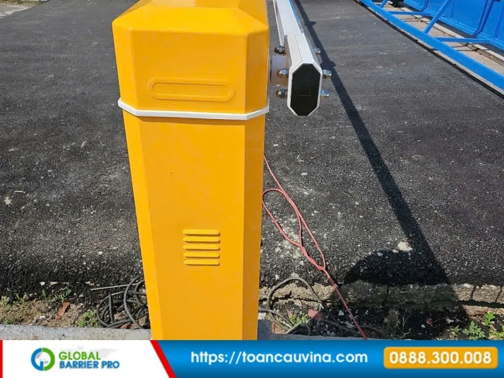 Lắp đặt barie tại Nghệ An: Giải pháp kiểm soát xe ra vào phù hợp từng công trình 14 Lắp đặt barie tại Nghệ An - cận cảnh thân máy barie màu vàng phù hợp khu công nghiệp, cơ quan và cổng doanh nghiệp