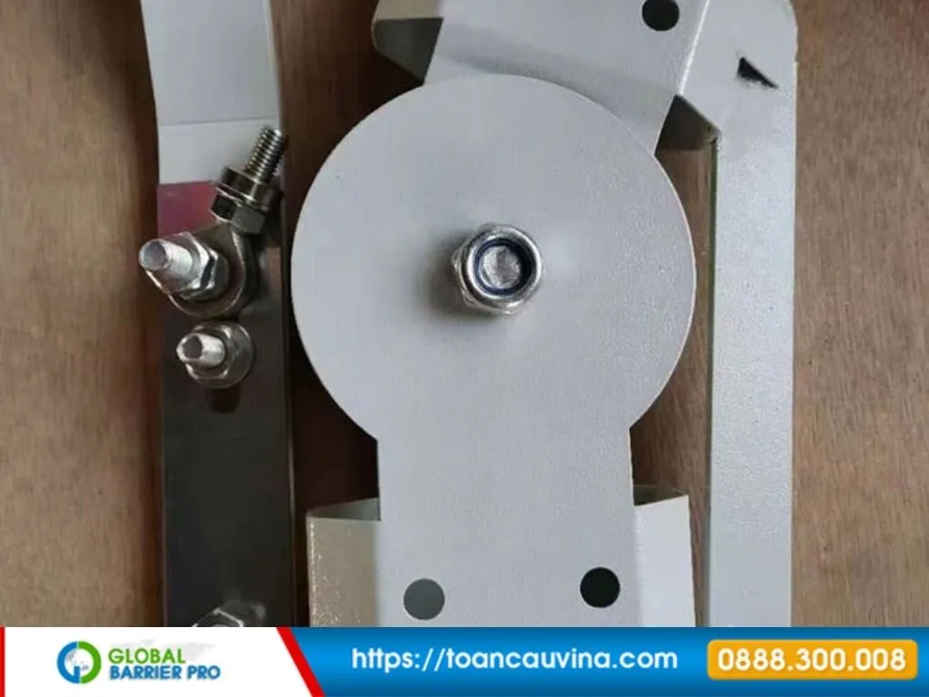 Dịch vụ lắp đặt barrier gập chuyên nghiệp cho mọi công trình 10 Dịch vụ lắp đặt barrier gập chuyên nghiệp cho mọi công trình - bộ pát và bulong dùng khi thi công barrier gập