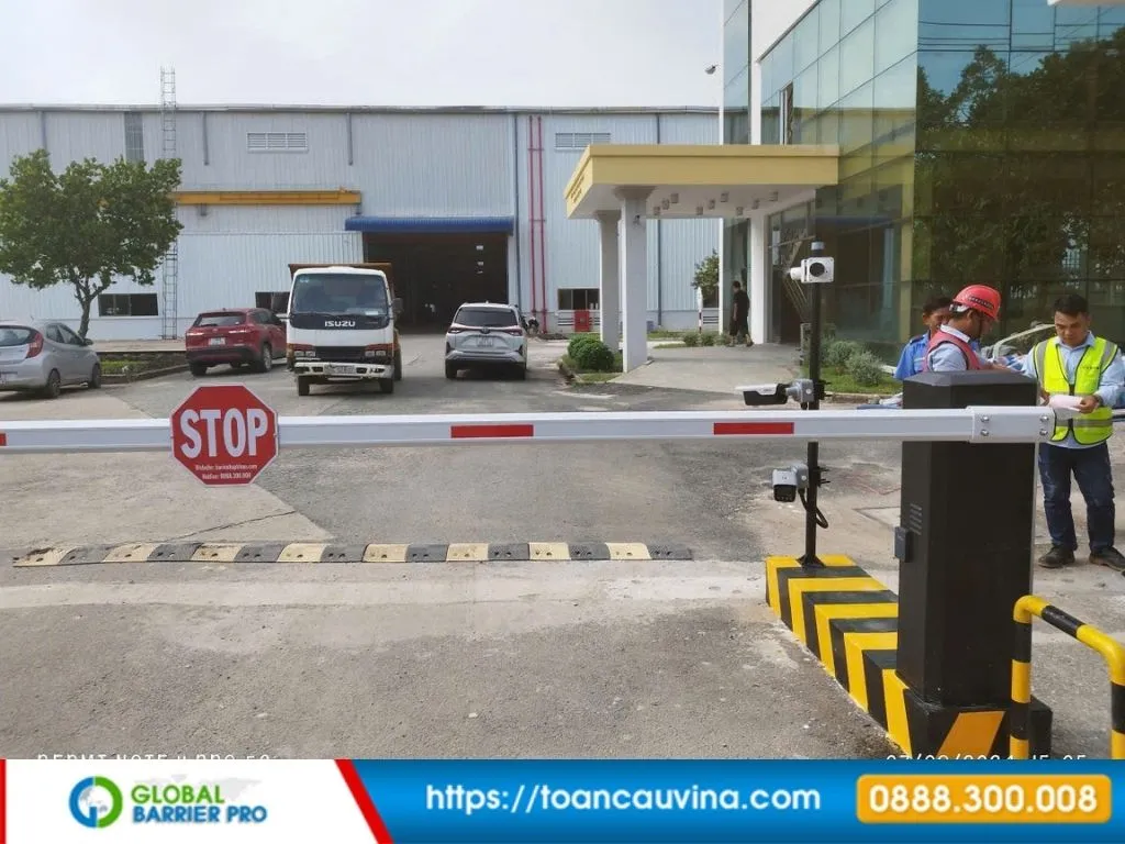 Lắp đặt barie tại Quảng Ninh: Giải pháp kiểm soát xe ra vào phù hợp từng công trình 12 Lắp đặt barie tại Quảng Ninh - thanh barie ngang có biển STOP phù hợp khu du lịch, khách sạn, cảng và khu dịch vụ