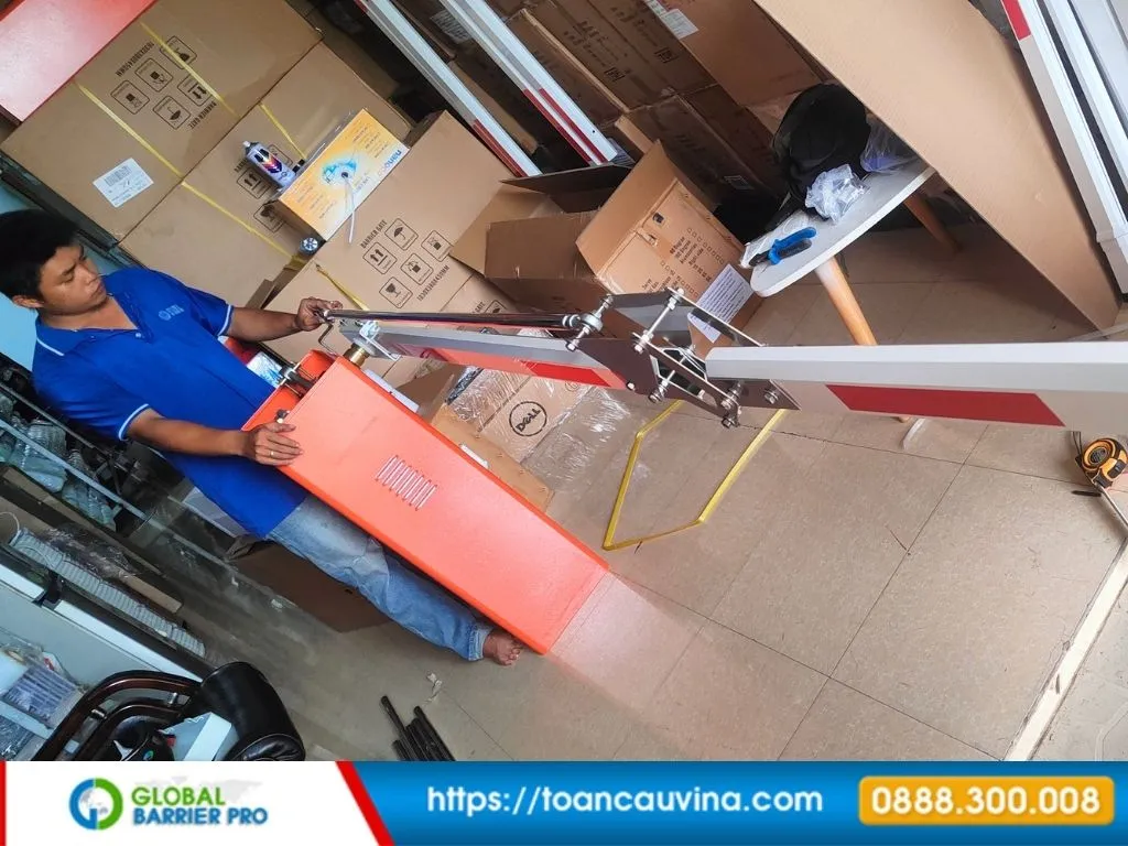 Dịch vụ lắp đặt barrier gập chuyên nghiệp cho mọi công trình 11 Dịch vụ lắp đặt barrier gập chuyên nghiệp cho mọi công trình - kỹ thuật viên lắp ráp barrier gập tại xưởng