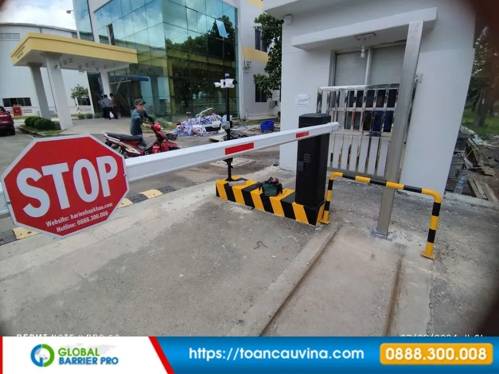 Lắp đặt barie tại Quảng Ninh: Giải pháp kiểm soát xe ra vào phù hợp từng công trình 13 Lắp đặt barie tại Quảng Ninh - barie cạnh cổng inox và xe máy phù hợp khu du lịch, khách sạn, cảng và khu dịch vụ