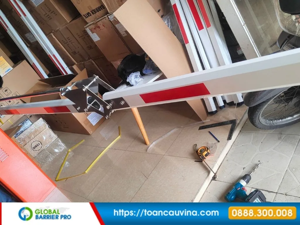 Sửa chữa barrier gập tận nơi nhanh 24h, có mặt xử lý lỗi 11 Sửa chữa barrier gập tận nơi nhanh 24h, có mặt xử lý lỗi - tay cần barrier gập và dụng cụ kiểm tra kỹ thuật