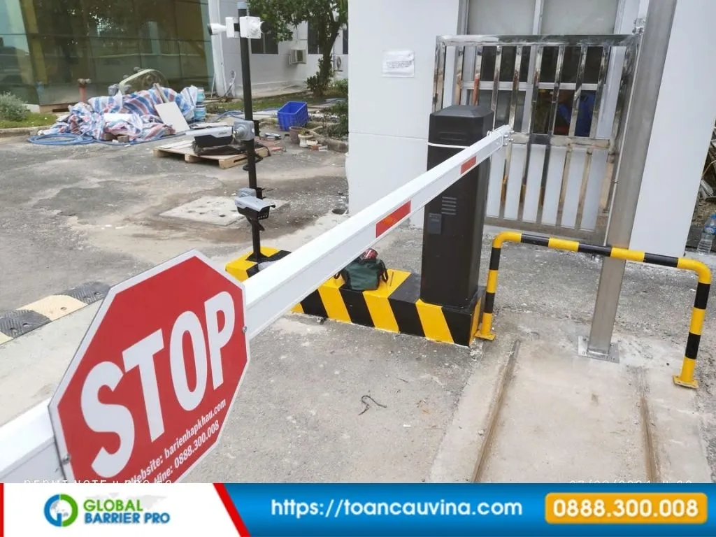 Lắp đặt barie tại Quảng Ninh: Giải pháp kiểm soát xe ra vào phù hợp từng công trình 14 Lắp đặt barie tại Quảng Ninh - barie với gờ cảnh báo nền bê tông phù hợp khu du lịch, khách sạn, cảng và khu dịch vụ