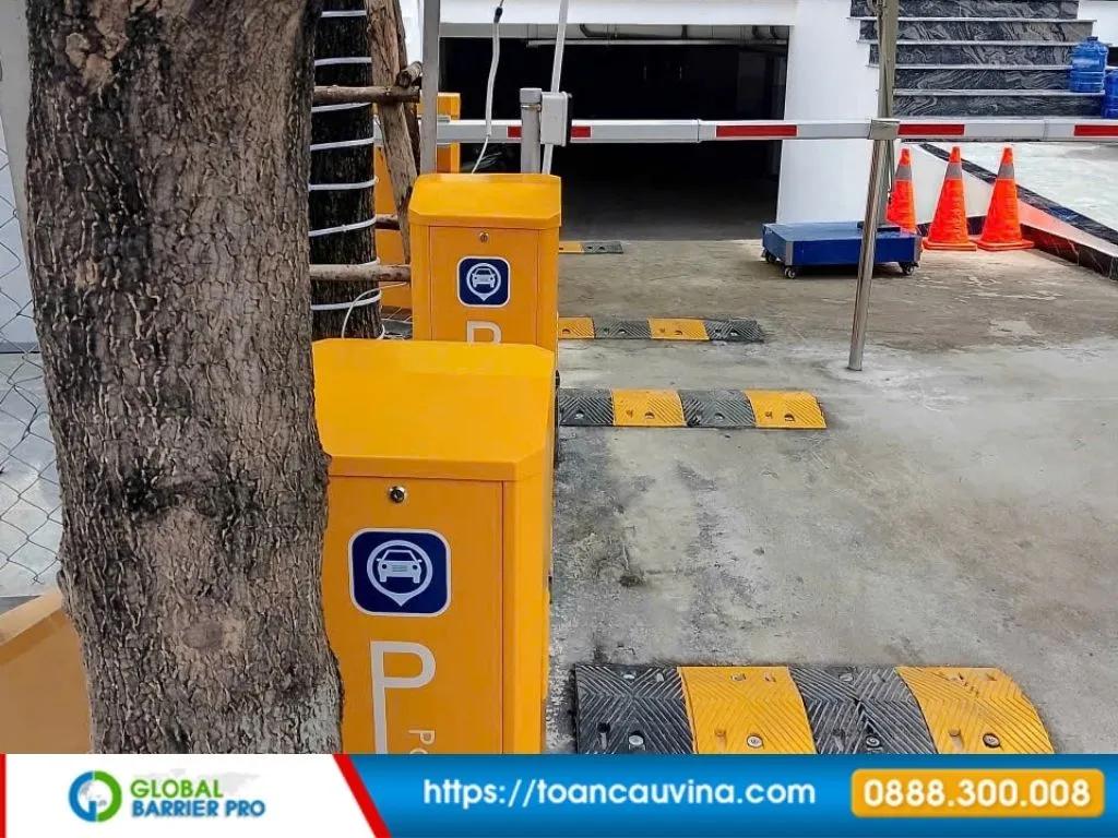 Lắp đặt barie tại Khánh Hòa: Giải pháp kiểm soát xe ra vào phù hợp từng công trình 31 Lắp đặt barie tại Khánh Hòa - chi tiết thân máy barie và hộp điều khiển phù hợp resort, khách sạn, bãi xe du lịch và công trình dịch vụ
