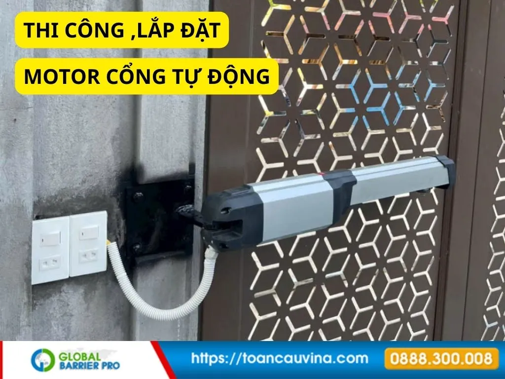 Motor cánh tay đòn lắp thực tế trên cổng mở cánh với ống luồn dây