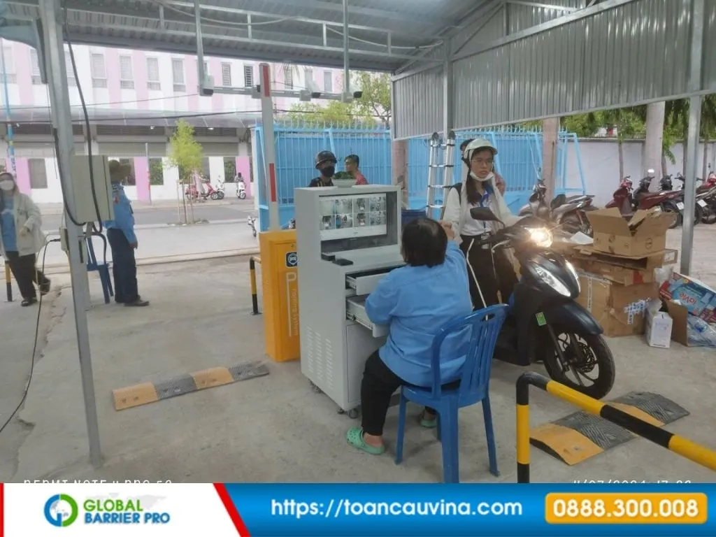 Lắp đặt barie tại Hà Nội: Giải pháp kiểm soát xe ra vào phù hợp từng công trình 15 Lắp đặt barie tại Hà Nội - nhân viên vận hành tại trạm bảo vệ có mái che phù hợp chung cư, tòa nhà, văn phòng và lối vào hầm xe