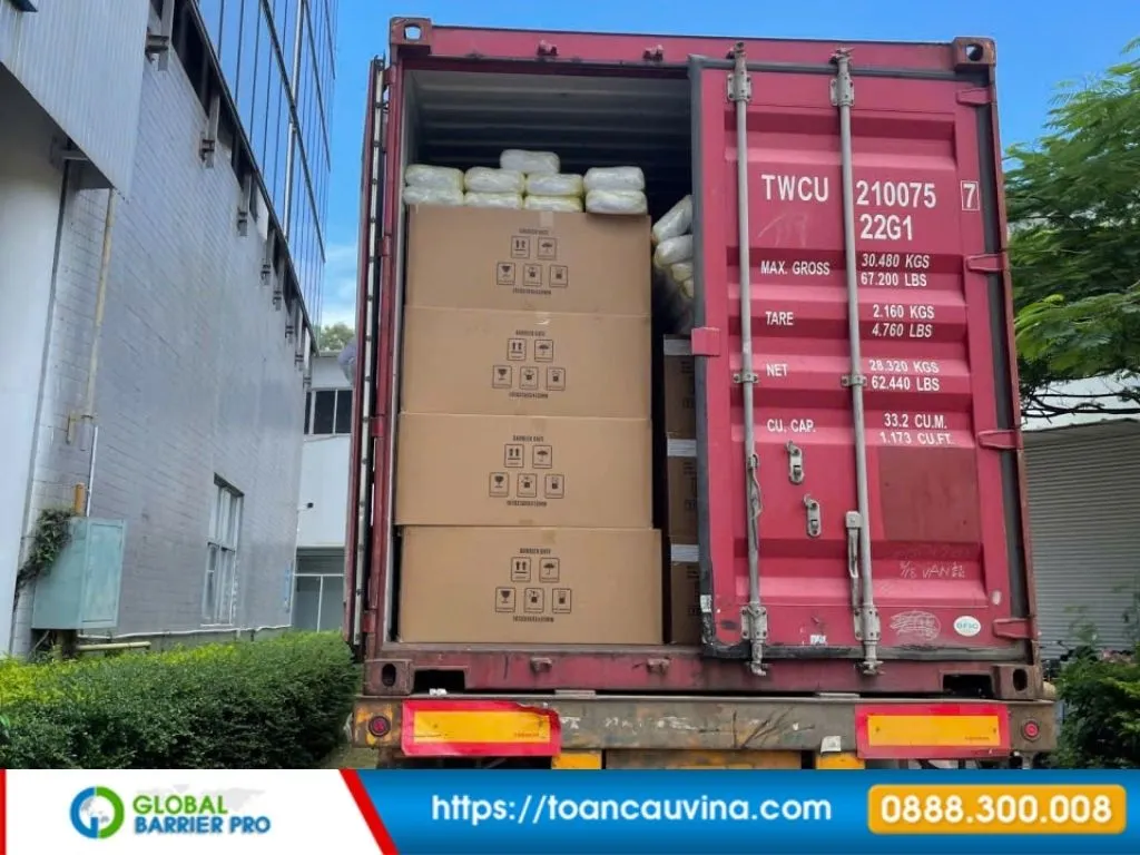 Lắp đặt barie tại Hải Phòng: Giải pháp kiểm soát xe ra vào phù hợp từng công trình 12 Lắp đặt barie tại Hải Phòng - container mở cửa đang xếp hàng phù hợp cảng biển, logistics, kho bãi và xe container