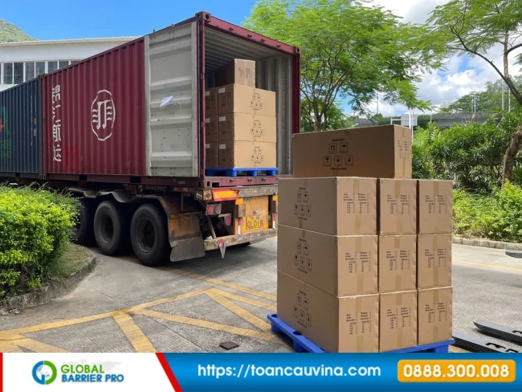 Lắp đặt barie tại Hải Phòng: Giải pháp kiểm soát xe ra vào phù hợp từng công trình 13 Lắp đặt barie tại Hải Phòng - xe container đang bốc xếp hàng phù hợp cảng biển, logistics, kho bãi và xe container