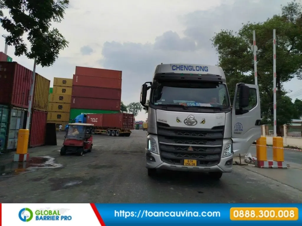 Lắp đặt barie tại Hải Phòng: Giải pháp kiểm soát xe ra vào phù hợp từng công trình 15 Lắp đặt barie tại Hải Phòng - xe đầu kéo tại cổng kho cảng phù hợp cảng biển, logistics, kho bãi và xe container