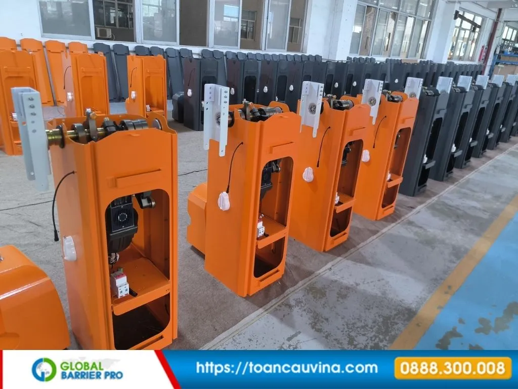 Báo giá barie khu công nghiệp 13 Thân barie màu cam đang lắp ráp trong xưởng minh họa cho bài viết barie khu công nghiệp