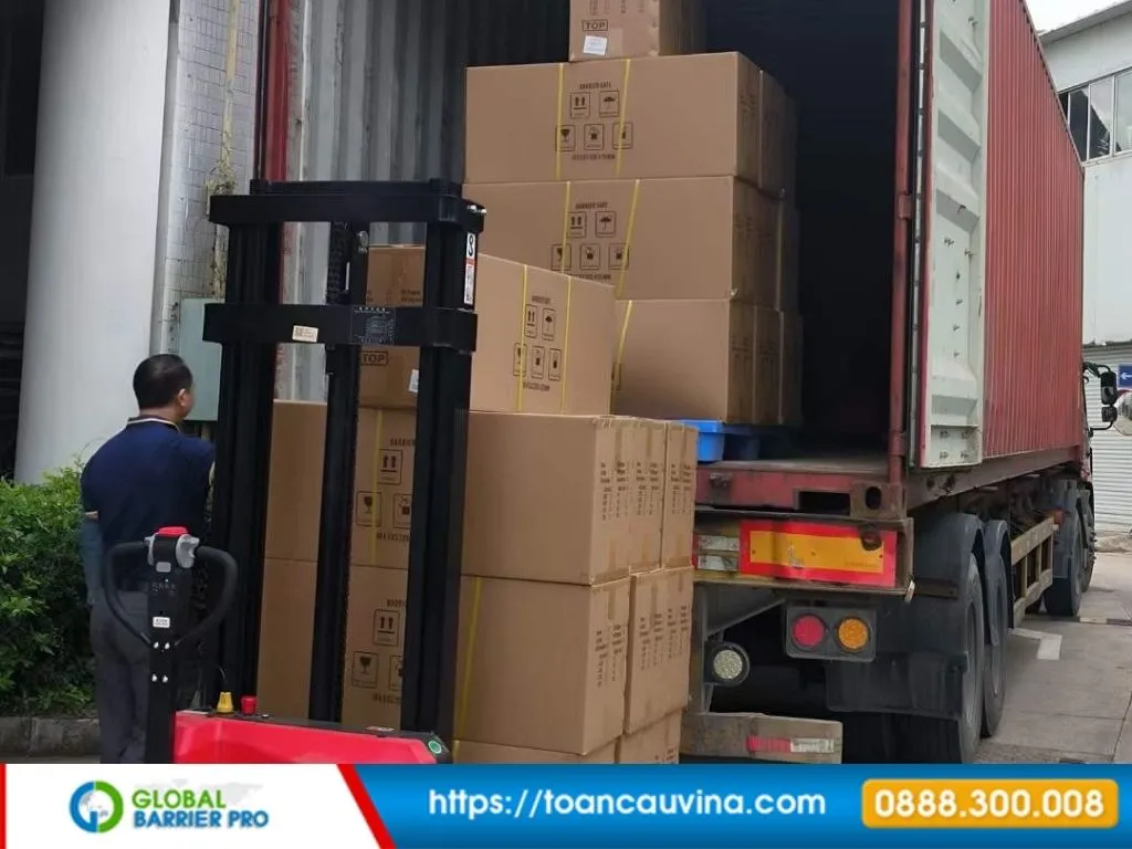 Báo giá barie khu công nghiệp 10 Xếp thùng barie lên container chuẩn bị xuất kho minh họa cho bài viết barie khu công nghiệp