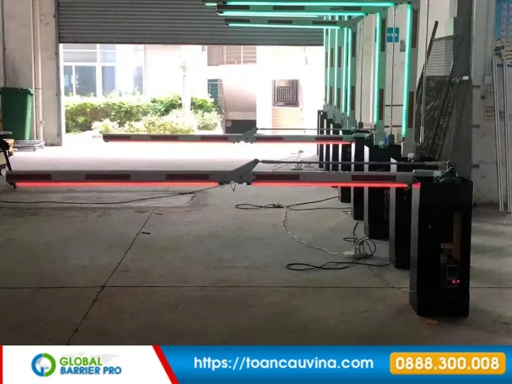 Báo giá barie khu công nghiệp 14 Thử nghiệm tay cần barie led trong nhà xưởng minh họa cho bài viết barie khu công nghiệp