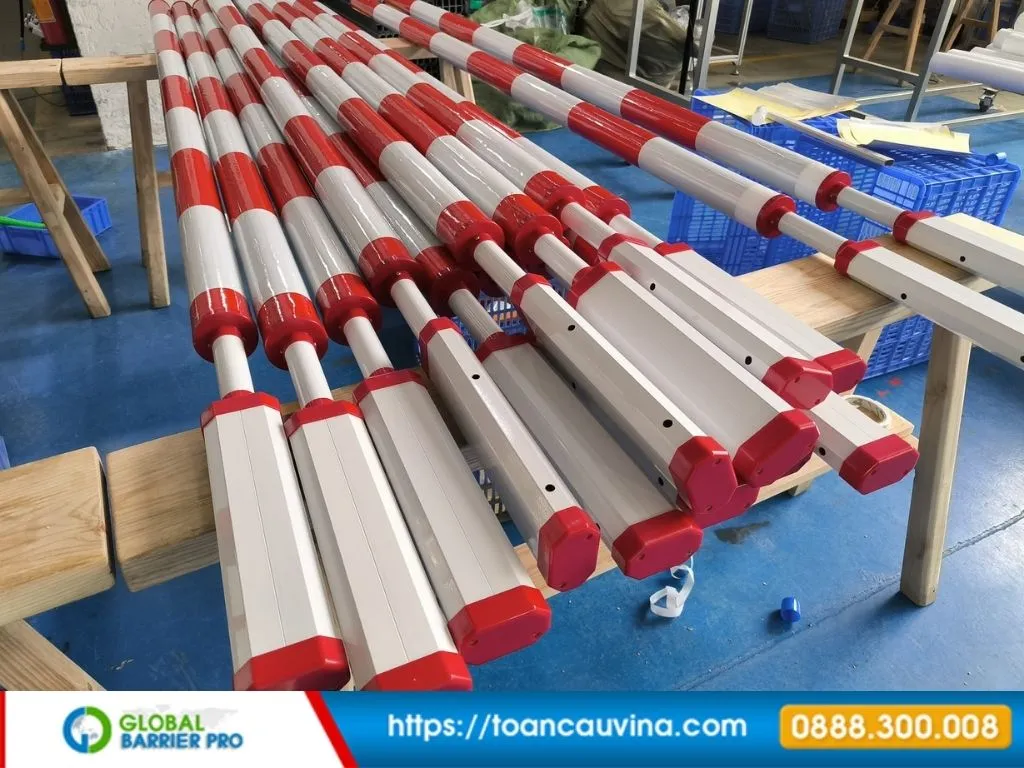 Báo giá barie cần gập cho tầng hầm 10 Tay cần nhôm barie đỏ trắng sẵn sàng lắp đặt minh họa cho bài viết barie cần gập cho tầng hầm