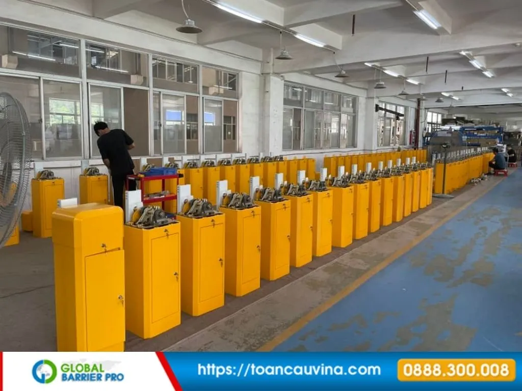 Giá barie giá rẻ dưới 10 triệu có nên mua? 10 Dây chuyền sản xuất thân barie màu vàng minh họa cho bài viết barie giá rẻ dưới 10 triệu