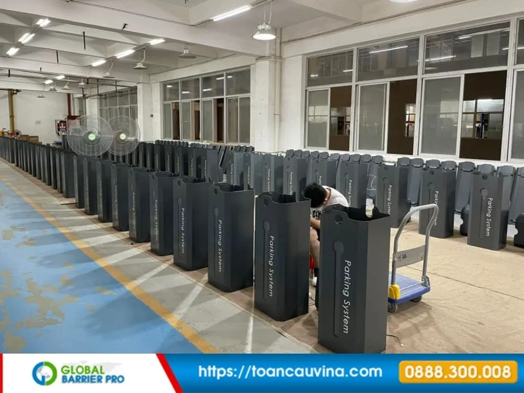 Báo giá barie khu công nghiệp 11 Công nhân lắp ráp barie hàng loạt trong phân xưởng minh họa cho bài viết barie khu công nghiệp