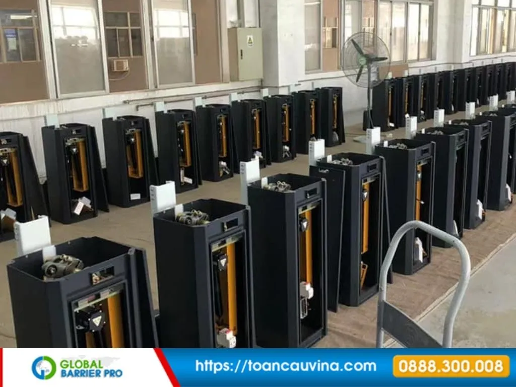 Báo giá barie cần gập cho tầng hầm 11 Thân barie mở nắp lộ cơ cấu motor và linh kiện minh họa cho bài viết barie cần gập cho tầng hầm