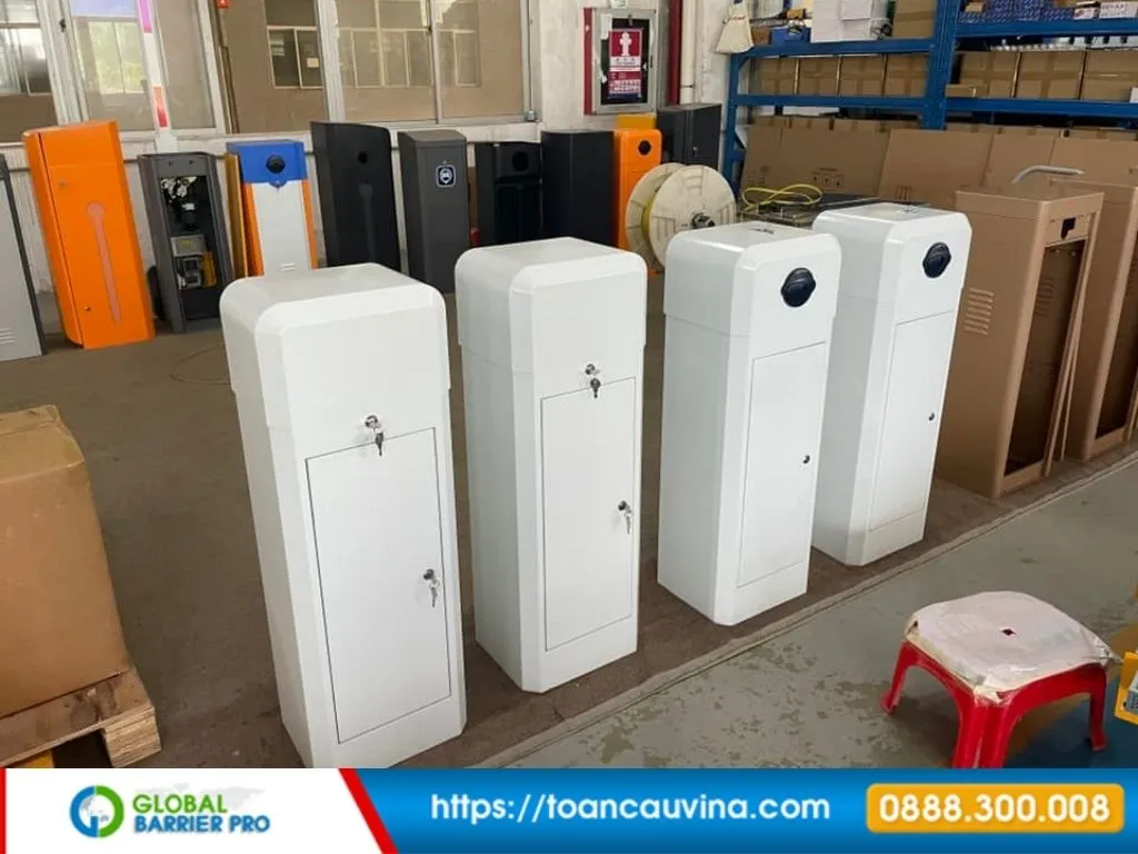 Báo giá barie cần thẳng 3m – 6m 12 Vỏ barie màu trắng để kho sẵn sàng lắp đặt minh họa cho bài viết barie cần thẳng 3m đến 6m