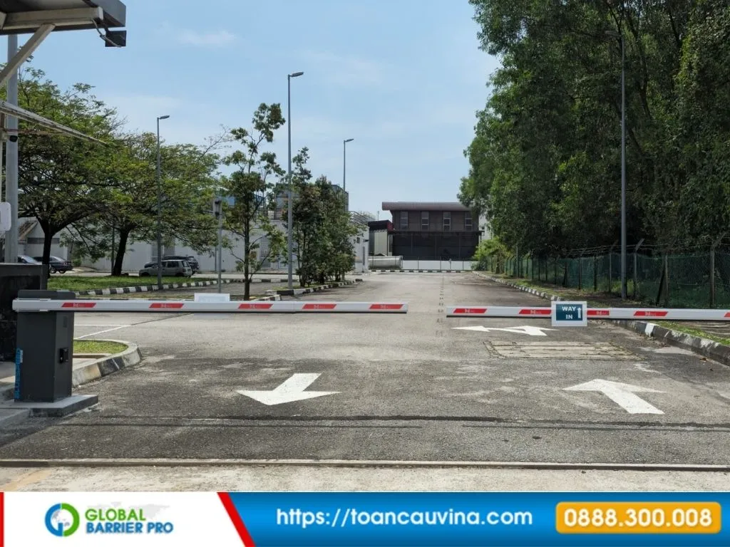 Báo giá barie cần thẳng 3m – 6m 10 Barie tự động chắn lối vào nhà máy minh họa cho bài viết barie cần thẳng 3m đến 6m