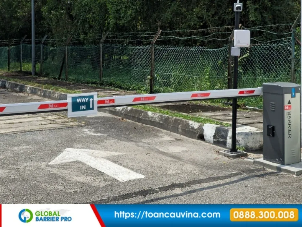 Báo giá barie bãi xe trọn gói (thiết bị + phần mềm) 14 Barie lối vào có biển hướng dẫn cho bãi đỗ minh họa cho bài viết barie bãi xe trọn gói