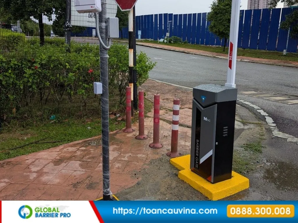 Báo giá barie MAG Malaysia 2026 10 Barie mag cố định trên bệ vàng an toàn minh họa cho bài viết barie MAG Malaysia